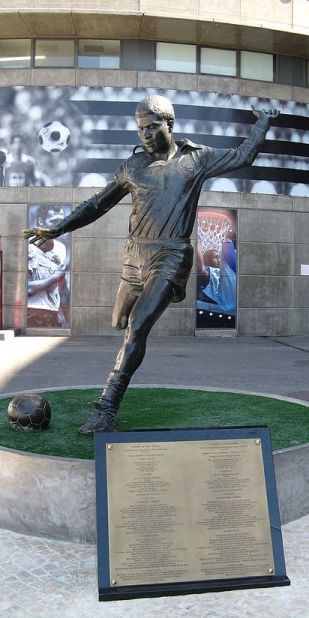 Estatua en recuerdo de Eusebio, mítico futbolista portugués.