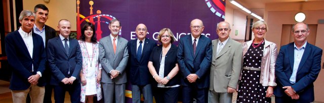 Josep Maria Argimon, director de la Agencia de Calidad y Evaluación Sanitarias de Cataluña; Antoni Bayés Genís, presidente de la Sociedad Catalana de Cardiología; José Ramón González-Juanatey; Cristina Iniesta, delegada de Salud del Ayuntamiento de Barcelona; Keith Fox, director del programa científico del ESC Congress 2014; Boi Ruiz; Lina Badimón; Panos Vardas; Josep Brugada, cardiólogo del Hospital Clínic de Barcelona y responsable del ‘Public Event’ del ESC Congress 2014; Isabel Bardinet, CEO de la ESC, y Carles Constante, director general de Planificación e Investigación en Salud de la Generalitat.