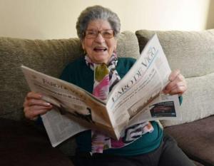 Amparo Fernández, una mujer centenaria que vive con una excelente salud en Combarro (Pontevedra). Foto: Faro de Vigo.