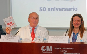 Los Dres. López Sendón y Almudena Castro muestran parte del material informativo de Mimocardio que se entregará a los pacientes.