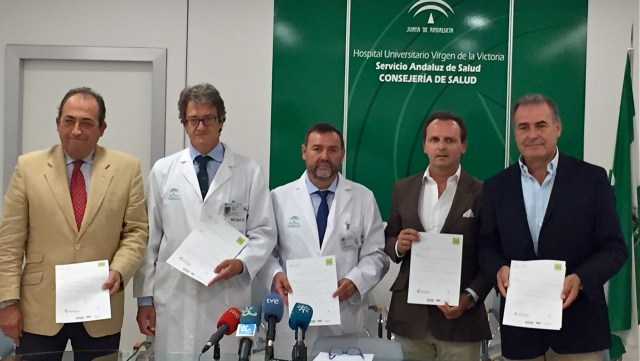 De izqda. a dcha., Gonzalo Barón, del Servicio de Cardiología del Hospital Universitario Virgen del Rocío de Sevilla; Juan José Gómez Doblas, presidente de la Sociedad Andaluza de Cardiología; José Luis Doña, gerente del Hospital Universitario Virgen de la Victoria; Adrián Guerrero, vicepresidente de la SEPA, y Blas Noguerol, especialista en Periodoncia.