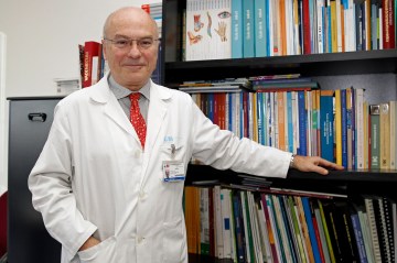 El Dr. José Luis López-Sendón, en su despacho del Hospital La Paz de Madrid.