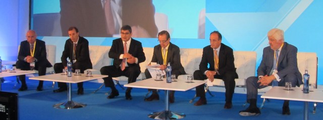 De izquierda a derecha, los seis directores de CSC 2015 durante la inauguración: Ángel Cequier, director del Área de Cardiología del Hospital Universitario de Bellvitge de Barcelona; Javier Goicolea, jefe de la Unidad de Hemodinámica del Hospital Puerta de Hierro de Madrid; Antonio Serra, jefe de Cardiología Intervencionista del Servicio de Cardiología del Hospital de la Santa Creu i Sant Pau de Barcelona; Carlos Macaya, jefe del Departamento de Cardiología del Hospital Clínico San Carlos de Madrid; Manel Sabaté, jefe de Servicio de Cardiología del Hospital Clínic de Barcelona, y Andrés Íñiguez, director del Área de Cardiología del Complejo Hospitalario Universitario de Vigo y presidente de la Sociedad Española de Cardiología.