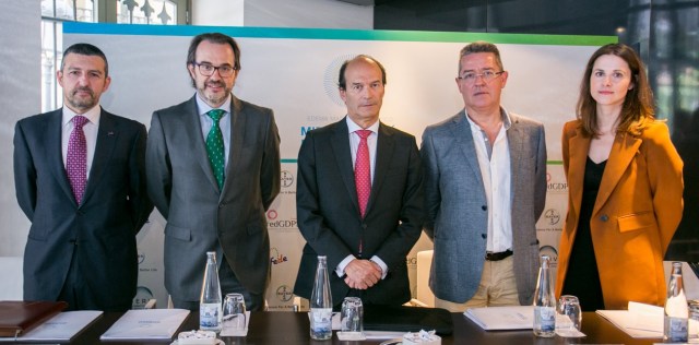 Andoni Lorenzo, presidente de FEDE; Alfredo García Layana, secretario de la SERV; José María Ruiz, presidente de la SERV; Joan Barrot, coordinador de Cataluña de la RedGDPS, y Carlota Gómez, directora de comunicación de Bayer España.