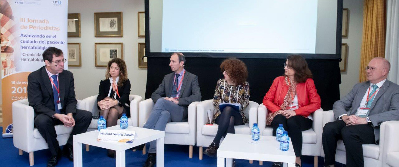 Ramón García Sanz, presidente electo de la SEHH; Carolina Moreno, del Hospital de la Santa Creu i Sant Pau de Barcelona; Ramiro Núñez, del Hospital Universitario Virgen del Rocío de Sevilla; Verónica Fuentes, moderadora y redactora de la agencia SINC; Montserrat López Rubio, jefa de Servicio de Hematología y Hemoterapia del Hospital Universitario Príncipe de Asturias de Alcalá de Henares, y José Tomás Navarro, secretario general de la SEHH.